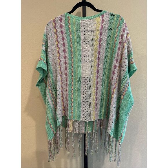 Size S (Oversized) Easel Los Angeles Poncho Crochet in Apple Green - Picture 3 of 6